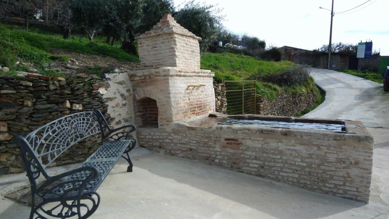 Casa Rural La Colmena Del Geoparque Navatrasierra Bagian luar foto
